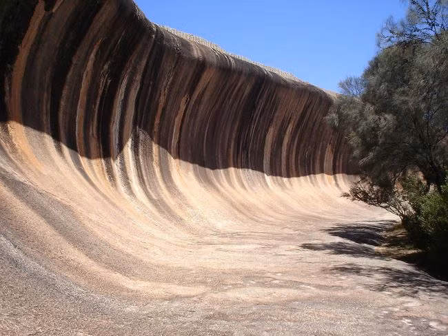 Wave Rock, kỳ quan thiên nhiên trông giống như do con người tạo ra, được hình thành cách đây khoảng 2,7 tỷ năm. Nó cao gần 14 mét và dài 109, vách đá granit nhẵn này trông giống như một cơn sóng biển khổng lồ sắp vỡ tan. Nguồn: Frdik Bulow/Wikimedia Commons/CC BY-SA 3.0.
