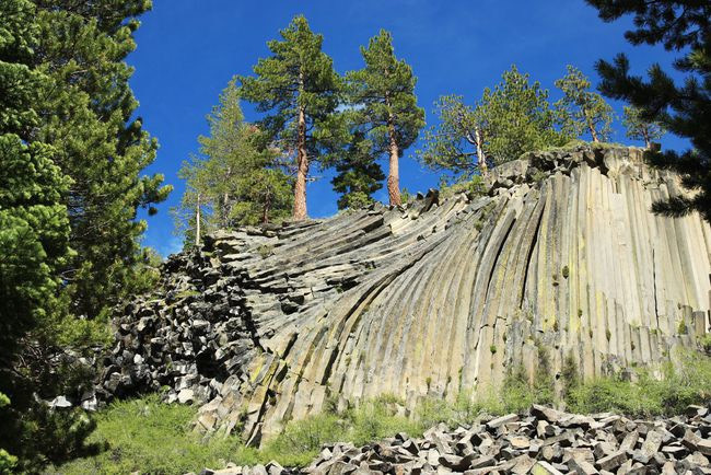Di tích quốc gia Devil Postpile, các nghiên cứu cho thấy nó hình thành cách đây chưa đầy 100.000 năm khi một dòng dung nham nguội đi và nứt thành các cột nhiều cạnh. Nguồn: Chris Geszvain/Shutterstock.