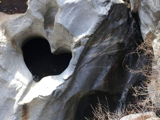 Heart Rock là một khối đá ở California gần một thác nước với chỗ lõm hình trái tim đặc biệt trên bề mặt. Thác nước cao 20 mét đổ xuống khiến đá bị xói mòn và tạo ra hình dạng như ngày nay. Nguồn: Brian/Flickr/CC BY 2.0.