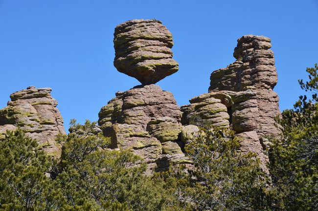 Đài tưởng niệm quốc gia Chiricahua với một tảng đá dường như cân bằng trên một tảng đá khác, được tạo nên từ một vụ phun trào núi lửa. Khu vực này đã được chỉ định là di tích quốc gia vào năm 1924 để bảo tồn địa chất độc đáo này. Nguồn: Federica Grassi/Getty Images.