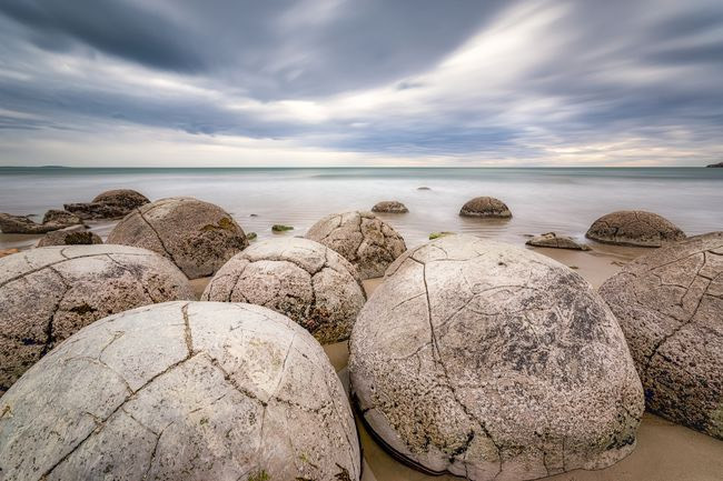 Moeraki Boulders với hơn 50 viên đá hình cầu ở Bãi biển Koekohe trên Đảo Nam của New Zealand. Mỗi chiếc nặng vài tấn và một số cao hơn 1,8m. Chúng hình thành cách đây khoảng 60 triệu năm từ trầm tích dưới đáy biển. Nguồn: Westend61/Getty Images.