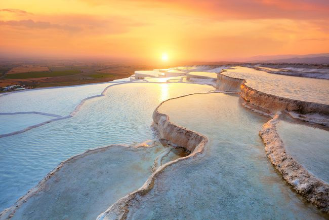 Pamukkale, thường được coi là một trong những nơi đẹp nhất trên thế giới, là một loạt các ruộng bậc thang mở rộng và những hồ bơi trong xanh ở tây nam Thổ Nhĩ Kỳ. Nó trở thành Di sản thế giới vào năm 1988. Nguồn: John_Walker/Shutterstock.