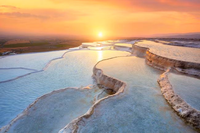 Pamukkale, thường được coi là một trong những nơi đẹp nhất trên thế giới, là một loạt các ruộng bậc thang mở rộng và những hồ bơi trong xanh ở tây nam Thổ Nhĩ Kỳ. Nó trở thành Di sản thế giới vào năm 1988. Nguồn: John_Walker/Shutterstock.