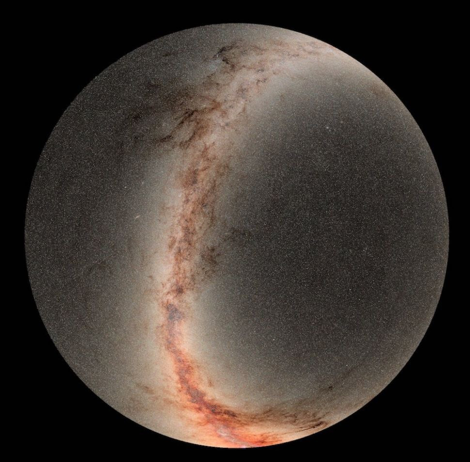 Các nhà thiên văn học phải mất 4 năm để tạo ra bản đồ toàn bầu trời tuyệt vời này, trong đó có hình đĩa của Dải Ngân hà cắt ngang qua trung tâm với tổng cộng hơn 800 triệu ngôi sao. Bức hình được tạo bằng dữ liệu từ đài quan sát Pan-STARRS ở Maui, Hawaii với 1,6 petabyte dữ liệu (1,6 triệu gigabyte), tương đương với khoảng 2 tỷ bức ảnh tự chụp. Nguồn: R.White (STScI) and the PS1 Science Consortium.