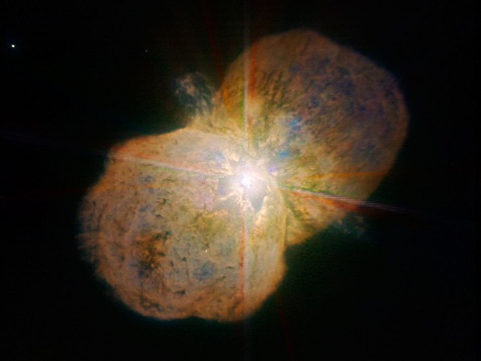 Eta Carinae, một ngôi sao lớn và sáng đến mức các photon của chính nó đang phồng lên tạo thành một hình dạng đồng hồ cát kỳ lạ. Hình ảnh này, được chụp bằng Kính viễn vọng rất lớn của Đài quan sát Nam Âu, cho thấy cấu trúc lưỡng cực cũng như các tia phản lực đi ra từ ngôi sao trung tâm. Nguồn: ESO.