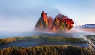 Khi đang khoan giếng để tìm kiếm các nguồn năng lượng địa nhiệt vào năm 1964, các kỹ sư đã vô tình tạo ra Fly Geyser ở Hạt Washoe, Nevada. Các vi khuẩn ưa nhiệt có sắc tố làm cho mạch nước phun có màu sắc phong phú. Nguồn: Jared Ropelato/Shutterstock