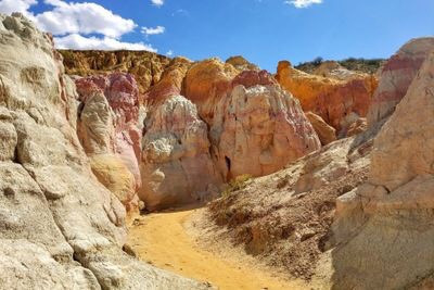 Nằm ở Calhan, Colorado, Paint Mines Interpretive Park có hệ sinh thái phức tạp của thực vật và động vật hoang dã, một lịch sử khảo cổ học phong phú và những đá trầm tích có màu sắc tuyệt đẹp. Nguồn: M.Elizabeth Till/Wikimedia Commons/CC BY-SA 4.0