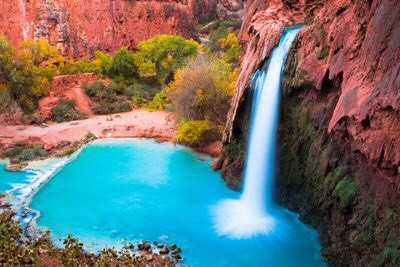Thác Havasu, nằm trong Khu bảo tồn người da đỏ Havasupai, Màu xanh ngọc đậm của nước được tạo thành từ nồng độ cao của magiê và canxi cacbonat. Nguồn: Juancat/Shutterstock