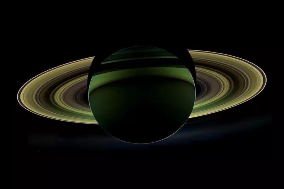 Hyperion của Sao Thổ, một tảng đá bất thường giống như đá bọt với nhiều vết rỗ và miệng núi lửa. Tàu vũ trụ Cassini của NASA, đã nghiên cứu hệ thống Sao Thổ từ năm 2004 đến năm 2017, cũng phát hiện ra rằng Hyperion được tích điện bằng một "chùm hạt" tĩnh điện chạy ra ngoài không gian. Nguồn: NASA/JPL-Caltech/Space Science Institute.