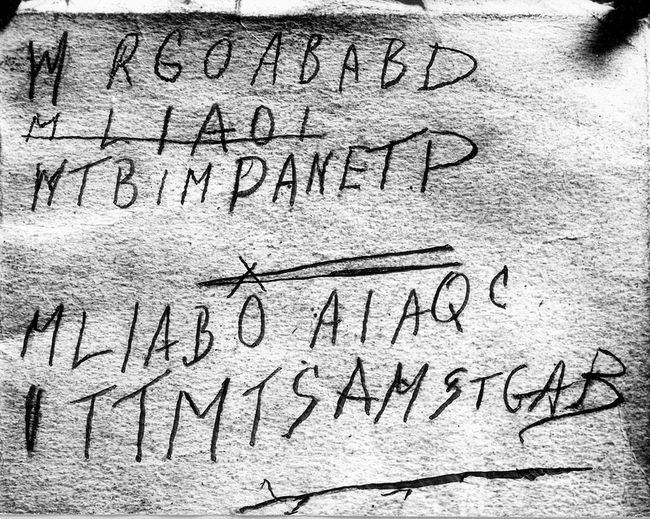 Dòng chữ "Tamam Shud" được tìm thấy trong túi quần của người đã chết vào tháng 12 năm 1948 trên bãi biển Somerton ở Adelaide, Úc. Cụm từ này có nghĩa là "kết thúc", từng xuất hiện trong 1 tập thơ, tuy nhiên không ai biết ý nghĩa thực sự của nó liên quan như thế nào tới người mất. Nguồn: Bletchley/Wikimedia Commons.