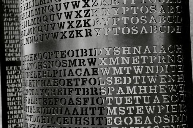 Kryptos là một tác phẩm điêu khắc được mã hóa bí ẩn được thiết kế bởi nghệ sĩ Jim Sanborn, nằm ngay bên ngoài trụ sở của CIA ở Langley, Virginia. Trên thực tế, CIA cũng không thể giải mã hoàn toàn. Nguồn: wanderingyew2/flickr.