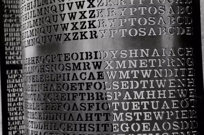 Kryptos là một tác phẩm điêu khắc được mã hóa bí ẩn được thiết kế bởi nghệ sĩ Jim Sanborn, nằm ngay bên ngoài trụ sở của CIA ở Langley, Virginia. Trên thực tế, CIA cũng không thể giải mã hoàn toàn. Nguồn: wanderingyew2/flickr.