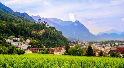 Liechtenstein là một quốc gia nhỏ dùng tiếng Đức, nằm giữa Áo và Thụy Sĩ, diện tích chỉ bằng 1/10 Wasshington DC, tuy nhiên ở đây lại có nhiều lâu đời nguy nga thời trung cổ như lâu đài Gutenberg tuyệt đẹp và những khung cảnh ngoạn mục như trên núi Drei Schwestern hay Núi Ba chị em. Nguồn: Boris Stroujko/Shutterstock