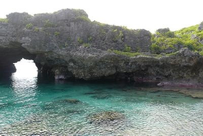 Niue, một quốc gia nhỏ, rộng khoảng 260km vuông, được biết đến với hệ thống hang động phức tạp, mái vòm tráng lệ và làn nước trong xanh tuyệt đẹp và những vách đá vôi cao vút. Nguồn: Vuorikari/Flickr/CC BY-SA 2.0