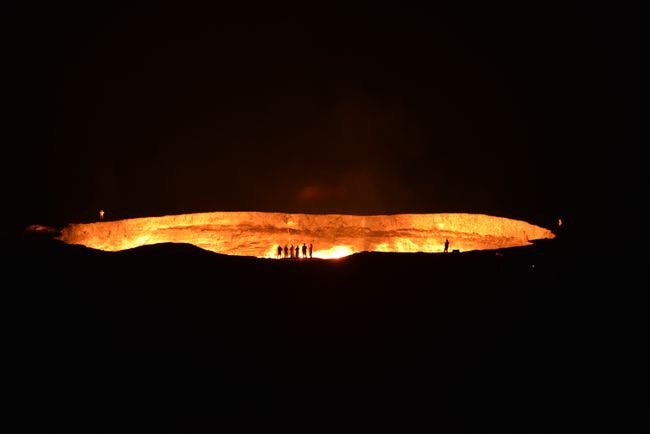 Door to Hell (Cửa địa ngục), nằm giữa sa mạc Karakum ở Turkmenistan, mỏ khí đốt tự nhiên này được phát hiện vào những năm 1970 bởi các kỹ sư hóa dầu Liên Xô. Theo dự kiến, nó chỉ cháy được trong vài tuần, nhưng nửa thế kỉ sau, miệng núi lửa vẫn cháy, được cho là một trong những ngọn lửa vĩnh cửu của thế giới. Nguồn: EdoTealdi/Getty Images.