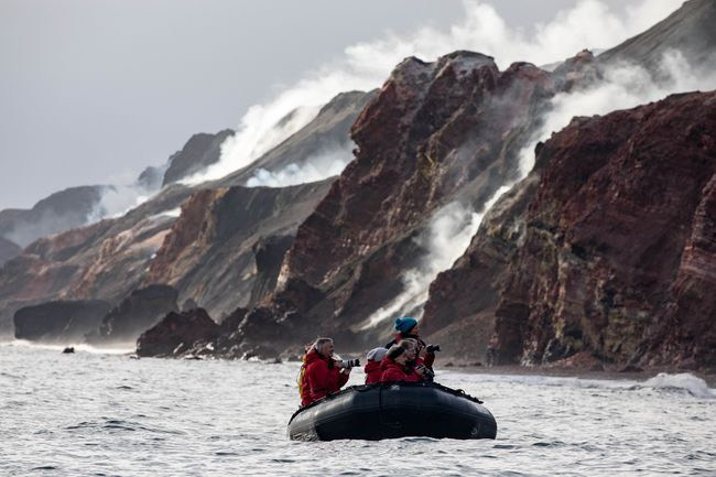 Smoking Hills, nằm trong Lãnh thổ Tây Bắc của Canada, trên bờ biển phía đông của Cape Bathurst. Ở đây có nhiều các phiến đá giàu lưu huỳnh và than đá dưới lòng đất có khí dễ bắt lửa khi các vách đá xói mòn và tiếp xúc với oxy. Nguồn: Se Mo/Flickr/CC BY-SA 2.0.