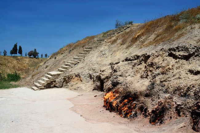 Yanar Dag, "ngọn núi đang cháy", bắt nguồn từ một lớp đá sa thạch xốp yếu trên sườn đồi trên Bán đảo Absheron, ngọn lửa có khí đốt tự nhiên luôn cháy này có khả năng tạo ngọn lửa cao 9 mét. Nguồn: kaetana_istock/Getty Images.