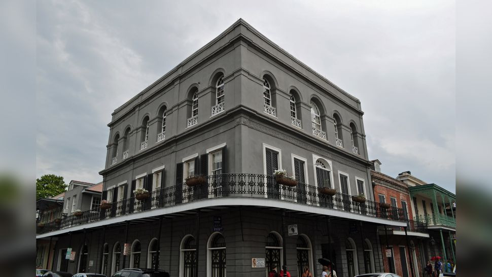 Lâu đài LaLaurie ở New Orleans thuộc sở hữu một góa phụ giàu có, có địa vụ xã hội. Nhiều thi thể nô lệ được tìm thấy trong phòng tra tấn bí mật trên gác mái sau một vụ hỏa. Nhiều người cho rằng nơi đây đã bị ma ám bởi các linh hồn kia. Nguồn: Steven Wagner/Getty Images.