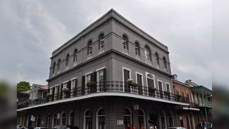 Lâu đài LaLaurie ở New Orleans thuộc sở hữu một góa phụ giàu có, có địa vụ xã hội. Nhiều thi thể nô lệ được tìm thấy trong phòng tra tấn bí mật trên gác mái sau một vụ hỏa. Nhiều người cho rằng nơi đây đã bị ma ám bởi các linh hồn kia. Nguồn: Steven Wagner/Getty Images.