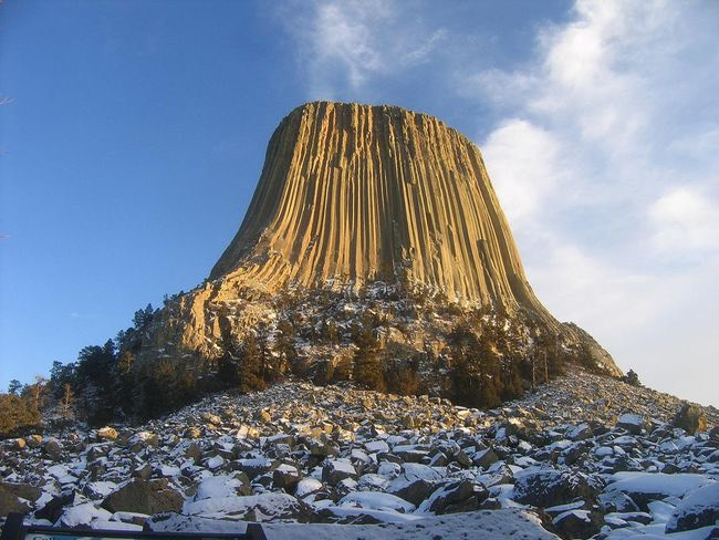 Devils Tower, một tảng đá nguyên khối ở phía đông bắc Wyoming, cao khoảng 264 mét. Devils Tower có các cột lục giác, thẳng đứng của tháp, đây là kết quả của một đợt xâm nhập dung nham cổ đại. Nguồn: Lietmotiv /Flickr/Cc BY-SA 2.0.