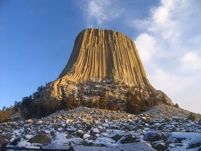 Devils Tower, một tảng đá nguyên khối ở phía đông bắc Wyoming, cao khoảng 264 mét. Devils Tower có các cột lục giác, thẳng đứng của tháp, đây là kết quả của một đợt xâm nhập dung nham cổ đại. Nguồn: Lietmotiv /Flickr/Cc BY-SA 2.0.