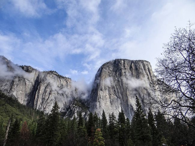 El Capitan- một trong những tảng đá nguyên khối cao nhất thế giới, nằm ở thung lũng Yosemite. Nó cao khoảng hơn 1000 mét và là điểm đến của những người ưa thích mạo hiểm với môn thể thao leo núi. Nguồn: U.S. Geological Survey/ Flickr/Public Domain.