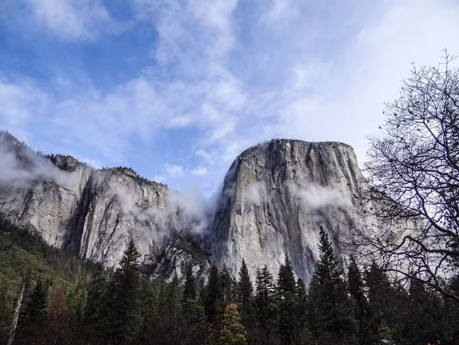 El Capitan- một trong những tảng đá nguyên khối cao nhất thế giới, nằm ở thung lũng Yosemite. Nó cao khoảng hơn 1000 mét và là điểm đến của những người ưa thích mạo hiểm với môn thể thao leo núi. Nguồn: U.S. Geological Survey/ Flickr/Public Domain.
