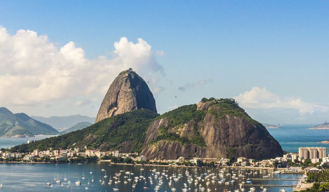 Núi Sugarloaf nằm ở cửa vịnh Guanabara ở Rio de Janeiro, Brazil, cao khoảng 396 mét. Nó được tạo thành từ một loại đá biến chất có tên là augen gneiss, núi Sugarloaf được cho là đã hình thành cách đây khoảng 560 triệu năm. Nguồn: Cesar Okada/Getty Images.