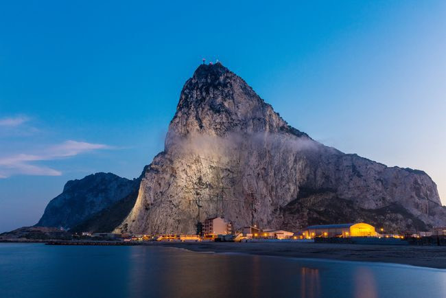 Rock of Gibraltar là một tảng đá vôi nguyên khối ở mũi phía tây nam của Iberia, cao khoảng 426. Từ đỉnh núi của nó, có thể nhìn thấy qua eo biển Gibraltar hẹp và nhìn ra đường bờ biển Ma-rốc. Nguồn: Sorin Colac/ Shutterstock.