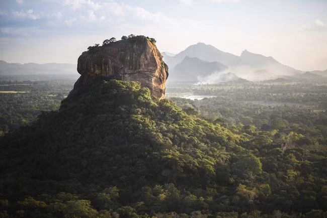 Sigiriya, một trong những thắng cảnh tự nhiên nổi tiếng nhất ở Sri Lanka. Đây là một tảng đá granit nguyên khối cao khoảng 200 mét, nó vốn là một pháo đài và cung điện từ thế kỷ thứ năm thời vua Sri Lanka Kassapa trị vì. Nguồn: SylvainB/Shutterstock.