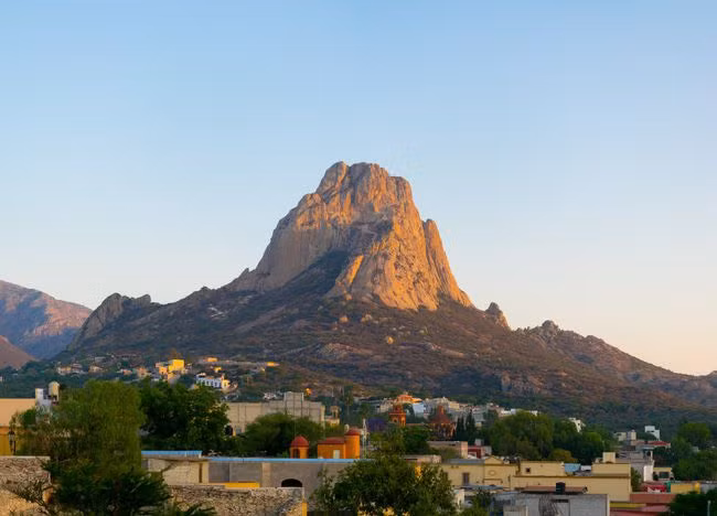 Peña de Bernal, cao khoảng 432 mét, nằm trong Vành đai núi lửa Mexico, nó là một khối magma nóng chảy đã đông đặc lại, hình thành cách đây hàng triệu năm. Nguồn: Isai Cuevas/500px/Getty Images.