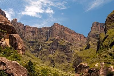 Thác Tugela ở Nam Phi có chiều cao khoảng 947m. Thác nước này chảy theo mùa, nó hoàn toàn có thể khô cạn vào mùa hè. Nguồn: Hugy/Getty Images.