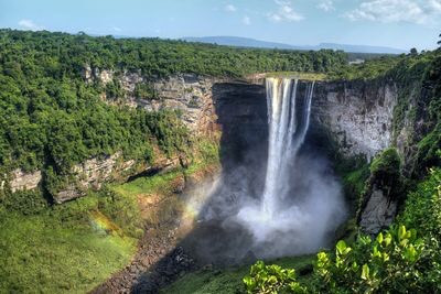 Thác Kaieteur là một thác nước đổ rất mạnh. với chiều cao thẳng đứng là 226m, thể tích đỉnh là 7132 mét khối mỗi giây. Chảy từ sông Potaro, thác nước nhỏ này cao gấp 4 lần độ cao của thác Niagara. Nguồn: Tim Snell/Getty Images.