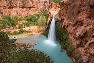 Nằm trên những tảng đá đỏ hùng vĩ và đọng lại thành làn nước màu ngọc lam, trắng đục, thật dễ hiểu tại sao thác Havasu là một trong những thác nước được chụp ảnh nhiều nhất trên thế giới. Thác nước ngoạn mục này nằm trên vùng đất Havasupai sâu trong Công viên Quốc gia Grand Canyon. Nguồn: Petros NotYourAverageGuy/Getty Images.