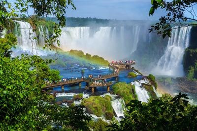 Thác Iguazú chia cắt biên giới giữa Argentina và Brazil và nằm trong Vườn Quốc gia Iguazú, một Di sản Thế giới đã được UNESCO công nhận, thác nước này được bao quanh bởi một khu rừng mưa cận nhiệt đới với đầy đủ các loài thực vật và động vật hoang dã. Nguồn: R.M. Nunes/Getty Images.
