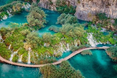 Thác Plitvice (Croatia) nằm trong Vườn quốc gia Plitvice Lakes. Nước dường như chảy ra từ mọi gờ và kẽ hở, tụ lại thành những hồ nước trong vắt dọc đường đi, tạo nên khung cảnh nên thơ. Nguồn: RuslanKaln/Getty Images.