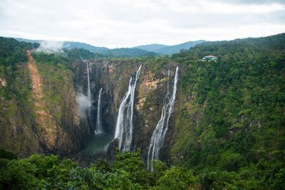 Là một trong những thác nước cao nhất của Ấn Độ, thác Jog cao 253m và rộng tới. Được tạo thành từ bốn thác phân đoạn riêng biệt, thác Jog có lưu lượng nước lớn nhất trong mùa gió mùa vào mùa hè. Nguồn: Chaitra Kukanur/Getty Images.