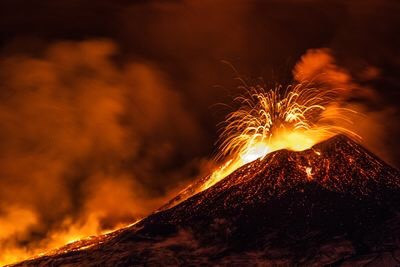 Núi Etna của Sicily là núi lửa cao nhất và đang hoạt động mạnh nhất ở châu Âu và là một trong những điểm du lịch hàng đầu của Ý. Khách du lịch khi tham quan có thể bắt gặp dung nham di chuyển chậm chảy từ nhiều khe nứt và lỗ thông hơi nằm ở độ cao thấp. Nguồn: Antonio Zanghì/Getty Images