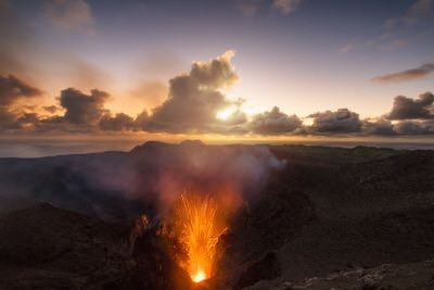 Núi Yasur nằm trong quần đảo ở phía đông của Australia và phía tây của Fiji, là một điểm nóng của hoạt động núi lửa. Các du khách có thể đi bộ vào quan sát dung nham bằng 15 phút đi bộ. Nguồn: PietroPazzi/Getty
