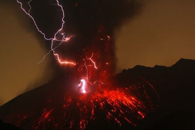 Sakurajima là điểm thu hút khách du lịch hàng đầu ở Vườn quốc gia Kirishima-Yaku. Các du khách có thể quan sát hoạt động của núi lửa từ Đài quan sát Yunohira, Điểm quan sát Karasujima, Đài quan sát Dung nham Arimura hoặc dọc theo Đường mòn Dung nham Nagisa. Nguồn: Mike/Getty