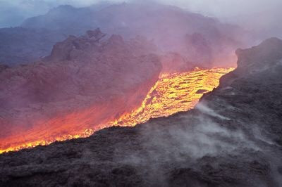 Pacaya của Guatemala là một núi lửa phức hợp đang hoạt động. Nó gần Antigua và cách Thành phố Guatemala khoảng 30km giúp nó trở thành một điểm thu hút khách du lịch đặc biệt nổi tiếng. Khách du lịch có thể nhìn thấy dung nham nóng chảy một cách dễ dàng. Nguồn: Gallo Images/Getty Images