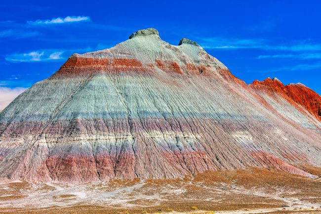 Petrified Forest National Park (Công viên Quốc gia rừng Hóa đá) của Arizon là nơi có những ngọn đồi đa sắc màu. Các lớp đá phân tầng có niên đại hơn 200 triệu năm. Nguồn: Rebecca L. Latson/Getty.