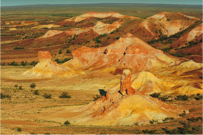 Painted Desert là một vùng đồi đầy màu sắc ở sa mạc Nam Úc, được tạo ra bởi các quá trình địa chất cách đây gần 80 triệu năm. Các ngọn đồi được cấu tạo từ đá phiến sét và có nhiều màu như trắng, đen, đỏ. Nguồn: Southern Lightscapes-Australia/Getty.
