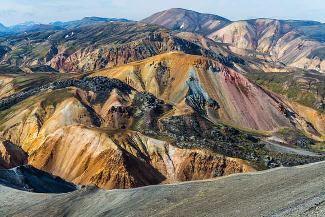 Landmannalaugar là một vùng nội địa Iceland, các đỉnh núi ở đây chủ yếu có màu xám đậm hoặc đen, nhưng cũng có những vệt màu xanh lam, hồng và cam. Chúng được cấu tạo từ đá ryolit, một loại đá núi lửa thường xuất hiện thủy tinh do hàm lượng silica cao. Nguồn: Fibru Photography/Getty Images.