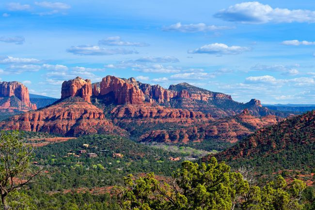 Thị trấn Sedona, Arizona được bao quanh bởi những tảng đá sa thạch đỏ, hay còn gọi là Red Rocks hoặc Red Rock Country. Chúng là một phần của sự hình thành địa chất được tích lũy trong khoảng thời gian 40 triệu năm, bắt đầu từ khoảng 310 triệu năm trước. Nguồn: JacobH/Getty.