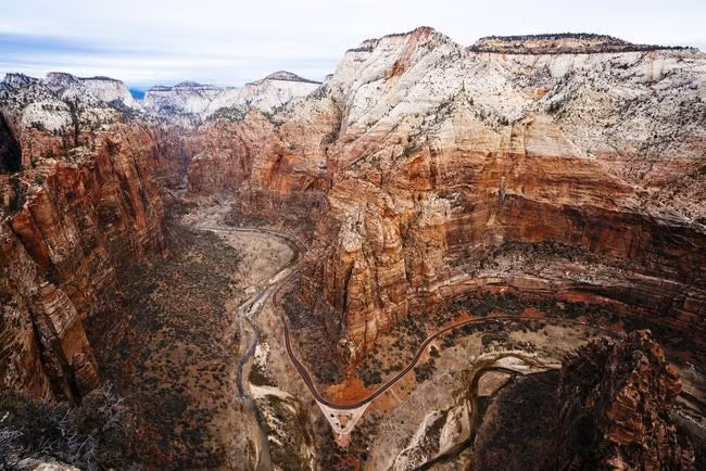 Vườn quốc gia Zion của Utah với những vách đá chót vót, những đỉnh núi và những mái vòm tự nhiên có màu đỏ, hồng và rám nắng. Những ngọn núi là kết quả của sự hình thành Sa thạch Navajo, khoảng 180 triệu năm tuổi. Nguồn: The Good Brigade/Getty.