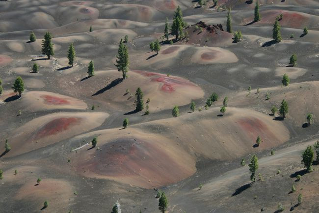 Painted Dunes là những ngọn đồi có màu đỏ, đen và rám nắng, là kết quả của các vụ phun trào núi lửa trong Vườn quốc gia núi lửa Lassen của California. Nguồn: Brad Miller/Getty Images.