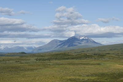 Áhkká là một địa hình ấn tượng ở phía bắc Thụy Điển, đỉnh cao nhất là 2.014m trên so với mực nước biển. Áhkká có nghĩa là "bà già" hoặc "nữ thần" trong tiếng Lule Sami và ngọn núi được cho là đại diện cho một người mẹ thiêng liêng, bảo vệ con người. Nguồn: Cavan Images/Getty Images.