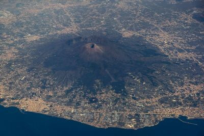 Ở Hy Lạp cổ đại, thị trấn Herculaneum, nằm dưới chân núi Vesuvius, được cho là do thần Heracles tạo ra. Người Hy Lạp tin rằng thần Heracles chọn địa điểm này vì Núi Vesuvius, một ngọn núi lửa, rất linh thiêng. Nguồn: Dan Kitwood/Getty Images.