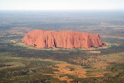 Uluru, khối đá sa thạch khổng lồ này là một trong những địa danh nổi tiếng nhất của đất nước và là một địa điểm tâm linh vô cùng quan trọng. Người ta cho rằng các linh hồn cổ đại Anangu đang yên nghỉ ở đây. Nguồn: David Nicolson/Wikimedia Commons/CC BY-SA 4.0.